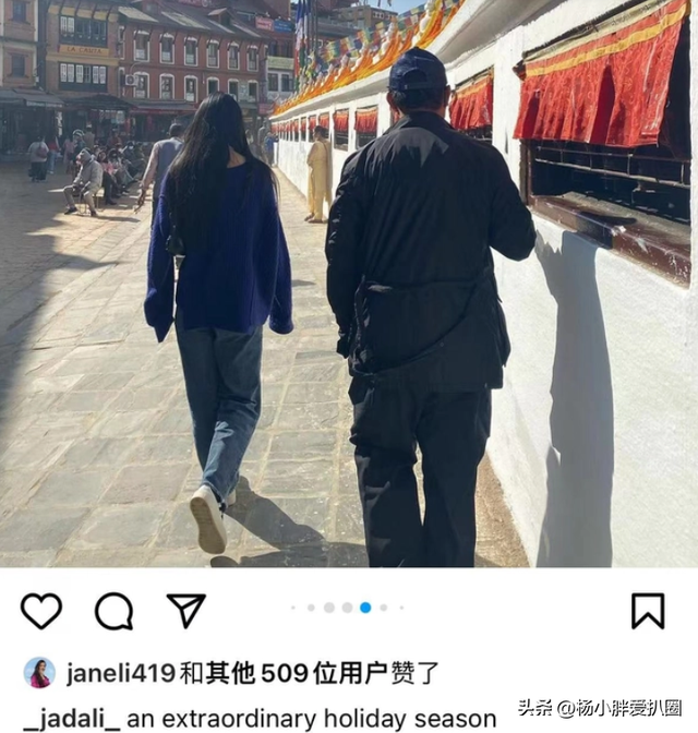 李连杰一家四口国外度假！利智罕见现身，搀扶李连杰散步好恩爱