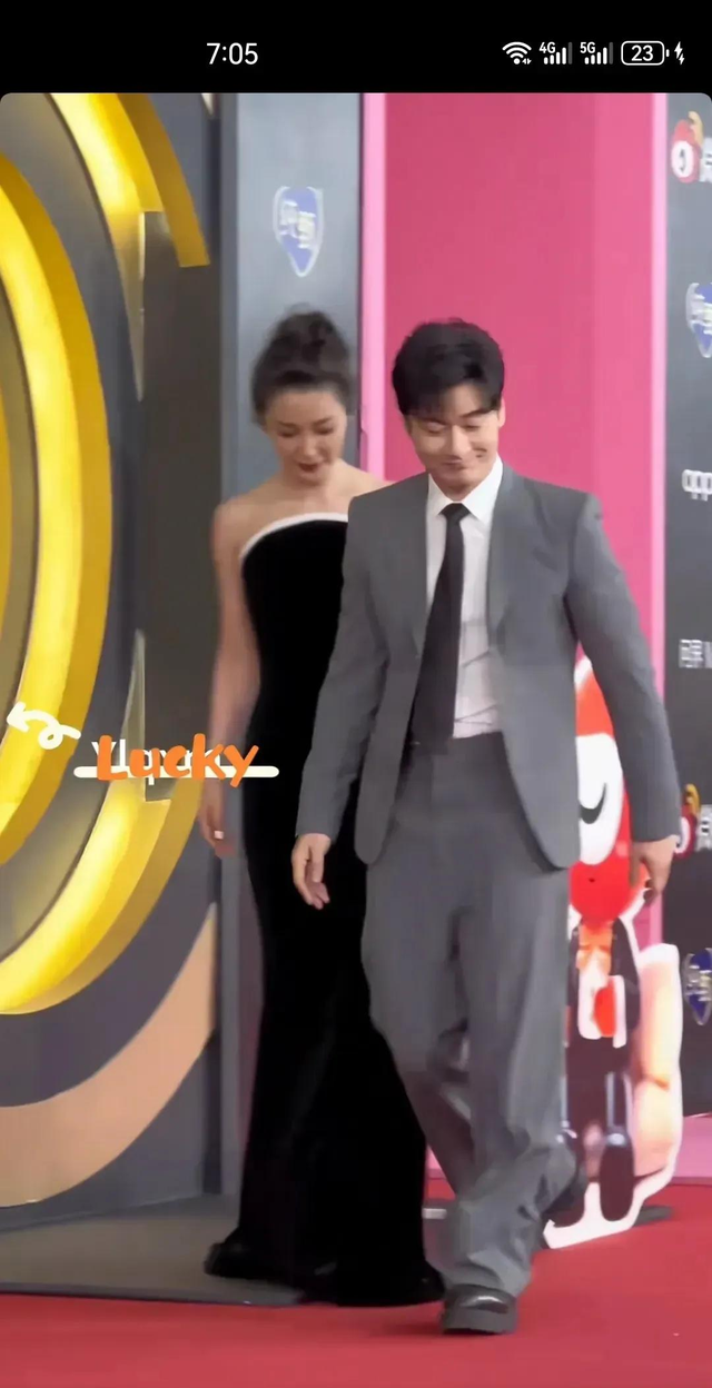 黄晓明携手李冰冰，参加活动。我感觉黄晓明越来越成熟稳重了