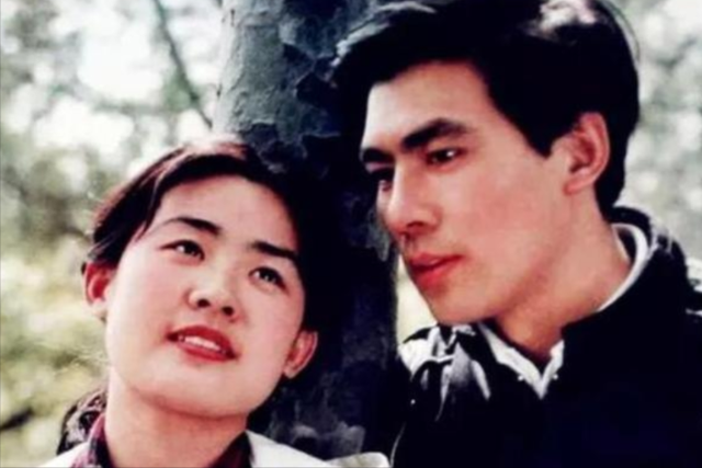 丛珊：与大9岁法国佬难幸福，2婚带娃嫁导演萧锋，12年成全家团宠