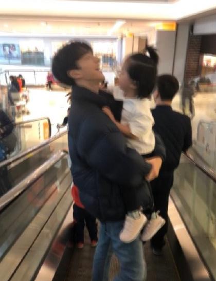 林一突然晒出“电梯吻”，看清“女主”是谁后，女粉丝乐坏了