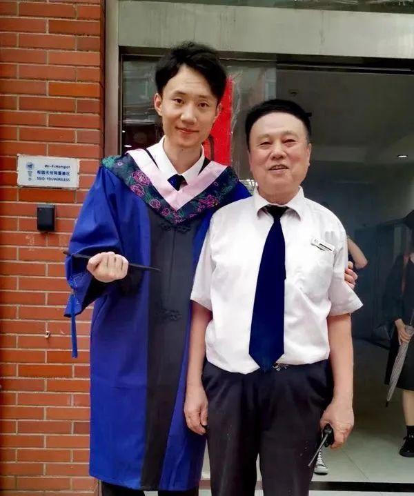 一个被形容“人很凶的”保安退休了，师生们都很想他