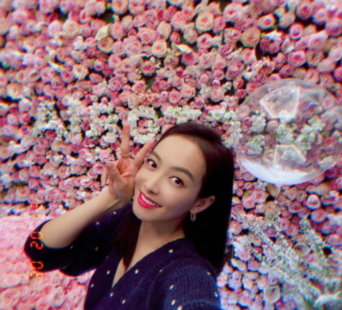 宋茜迎34岁生日晒美照，对镜比心笑容甜美