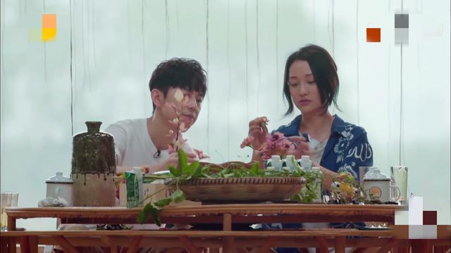 周迅大方素颜出镜，肤质暗沉但紧致，自揭目击黄磊心脏病发被抬走