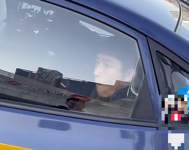 28岁张一山不满被拍？眼睛瞪超大吓坏路人，网友：刘星滤镜破碎