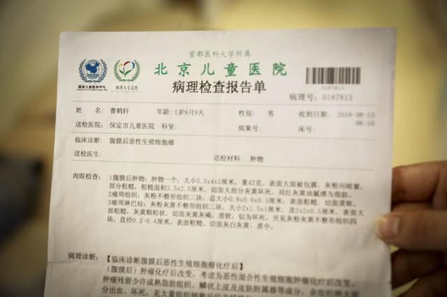 3岁萌宝患重症治疗时难忍剧痛，被5人强行按住，父亲哭求：轻点儿