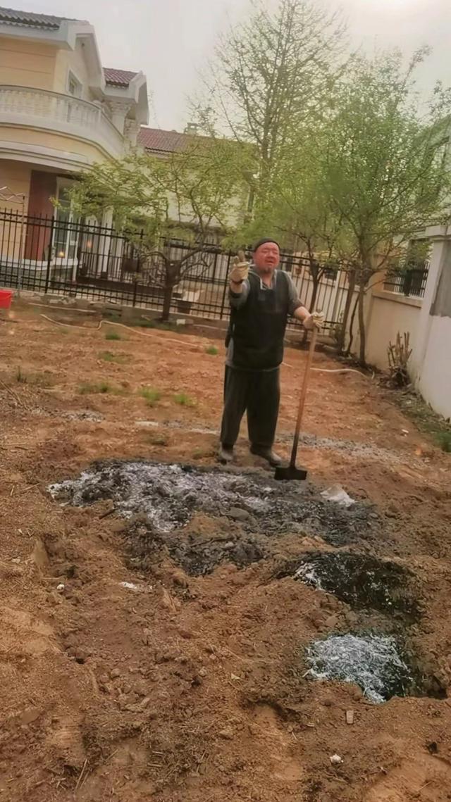 50岁戏骨近1年无戏拍，定居河北农村放羊种菜，胡须花白精神足