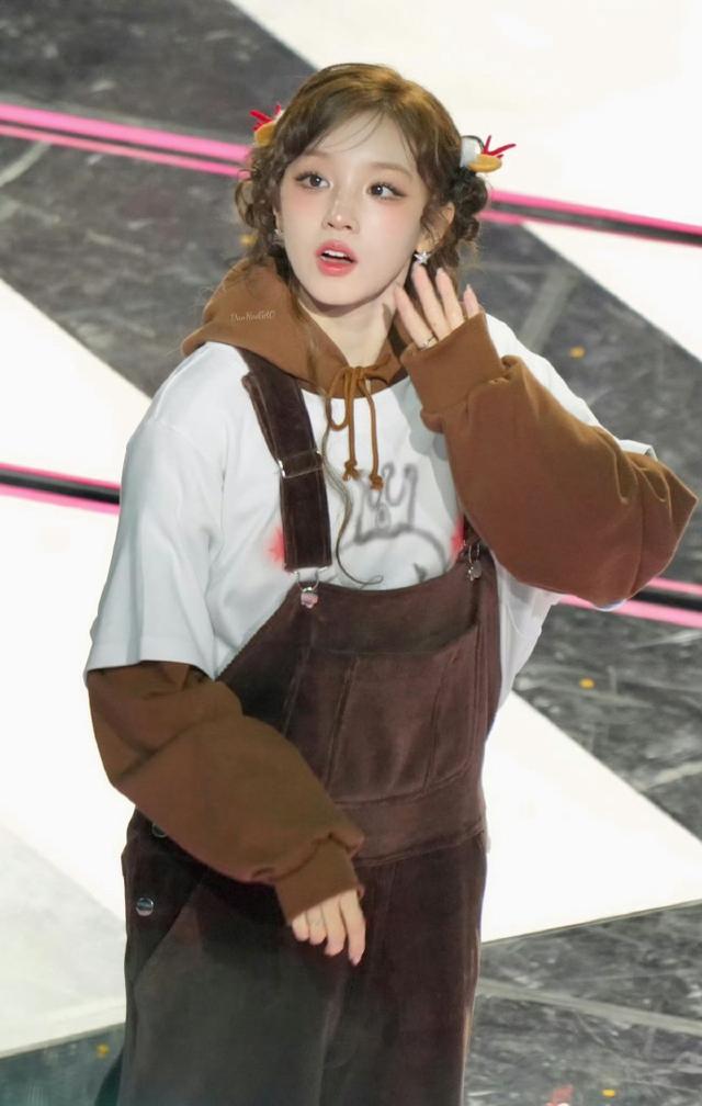 她居然也上春晚了，这是官方认可啊！她再努努力感觉都要超越杨幂