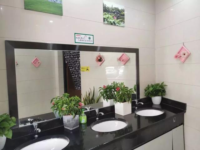 听完七岁女儿厕所“自救”故事，杭州小学生妈妈裂开了