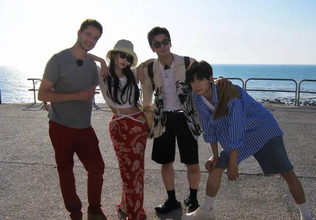 黄晓明告别《中餐厅8》！晒与虞书欣等人欢乐合照