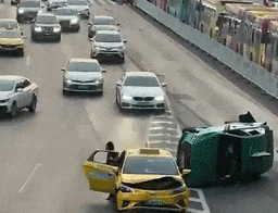 广州市区突发车祸！司机情况披露