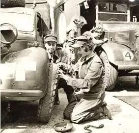 会玩！小伊90大寿，看一代傲娇软萌的英国女王是如何炼成的