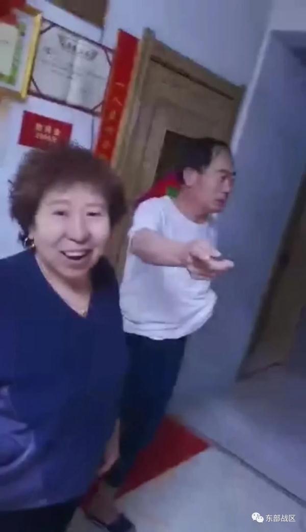 兵哥哥跨越3400公里悄悄回家探亲，摘下口罩那一刻，母亲的表情亮了……