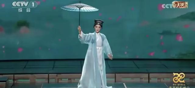 当《白蛇传》遇上春晚小品《借伞》，传统戏剧元素如何大放异彩