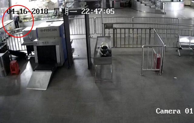 奇葩！“饿货”小偷小卖部行窃，得手后在店内大肆开吃