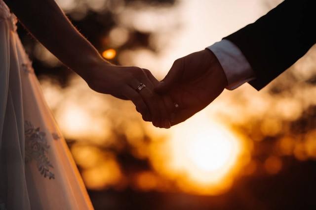 生肖狗：有一情人劫，情人旧知己见面，是命中注定