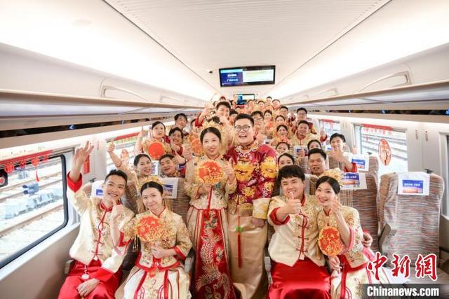 心动520，“复兴号”见证20对铁路青年幸福时刻