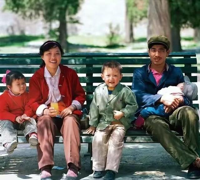 1990年，订娃娃亲的未婚妻考上大学要退婚，我扛起铁锹去了她家