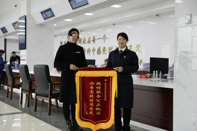 公正化纷获赞许，物业鸣谢赠锦旗