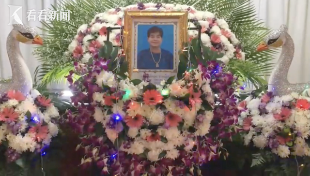 75岁老人病逝，狗狗葬礼现场流泪，躺在棺材旁随主人一同离世