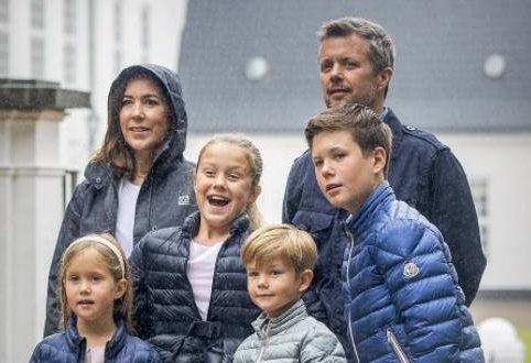 丹麦王储六口人的全家福，比凯特王妃家的更生动有趣