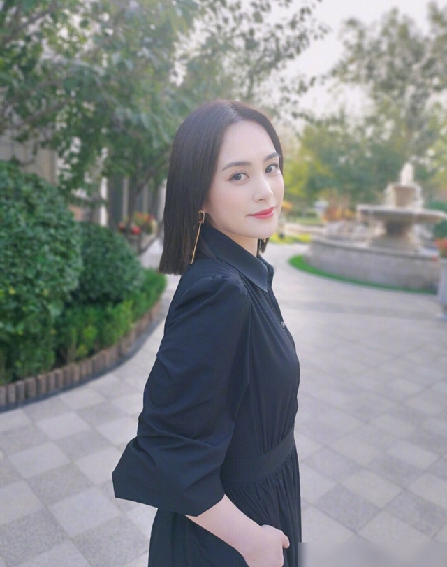 今年火了一种发型叫“肩上一刀切”,洋气减龄显脸小,明星也上头