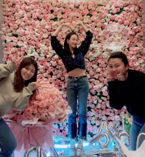 宋茜迎34岁生日晒美照，对镜比心笑容甜美