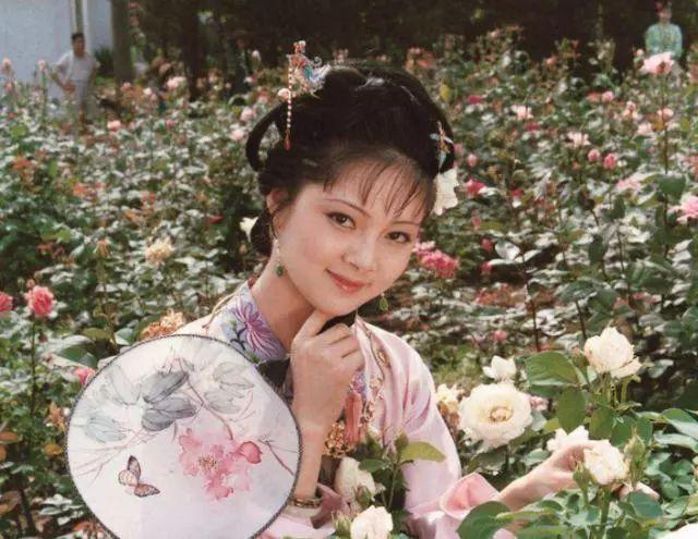 87版《红楼梦》薛宝钗晒近照,54岁肤白貌美身家过亿至今依然单身