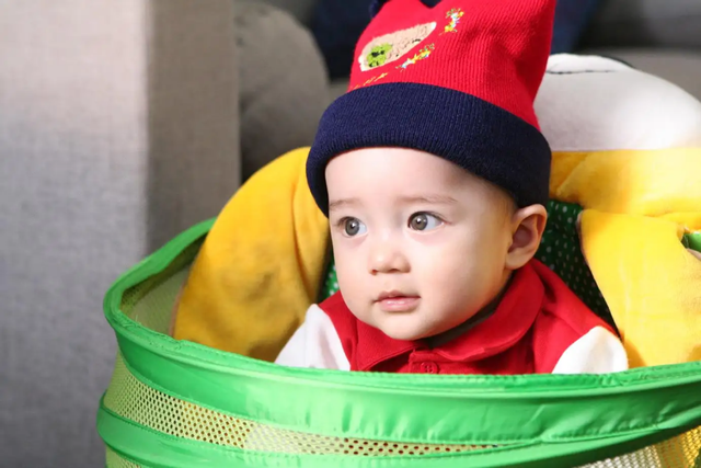 还记得《宝贝计划》里的小婴儿吗？曾与成龙搭档，后来怎样了