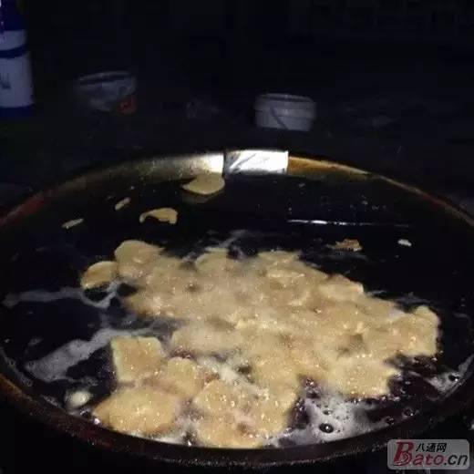 让我们红尘作伴,吃的白白胖胖，她把最牛逼的灌肠店吃了个遍