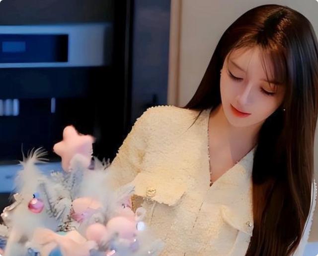 被黄晓明女友惊艳到了，丰满身材遮不住，但这生图差距也太大了