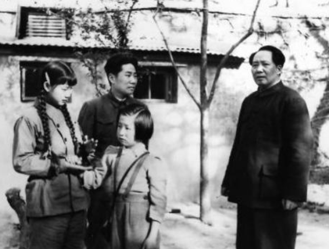 22年毛主席儿媳刘思齐去世，李敏李讷未出席，来了位“神秘人物”