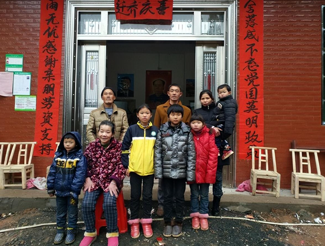 1994年，伍继红692分考上人大，至今失业中，与5个孩子靠低保生活