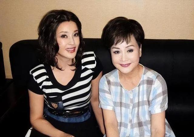 80岁李谷一罕见露脸！已瘦到脱相，与付笛声夫妇相聚，称准备复出