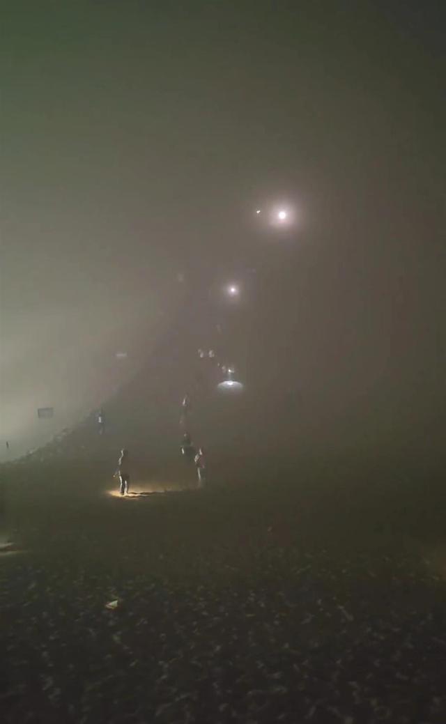 西北多地再迎沙尘暴：鸣沙山看星星游客遭遇风沙扑面，举着电筒提前返回