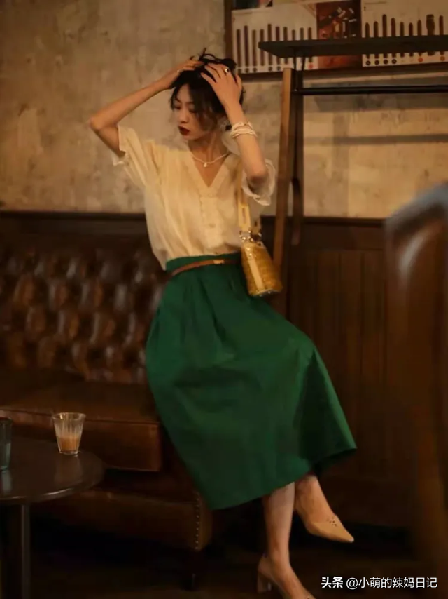 若你刚过50岁，要远离这3种“妈妈装”！这样穿才够优雅、气质