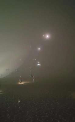 蓝色风沙(西北多地再迎沙尘暴：鸣沙山看星星游客遭遇风沙扑面，举着电筒提前返回)