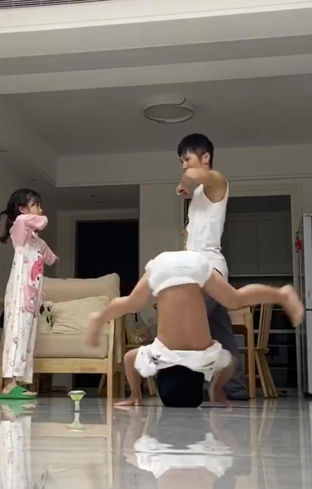 常德4岁小孩穿尿不湿和旋转陀螺比赛街舞，网友：在控不住尿的年纪控住了“舞池”