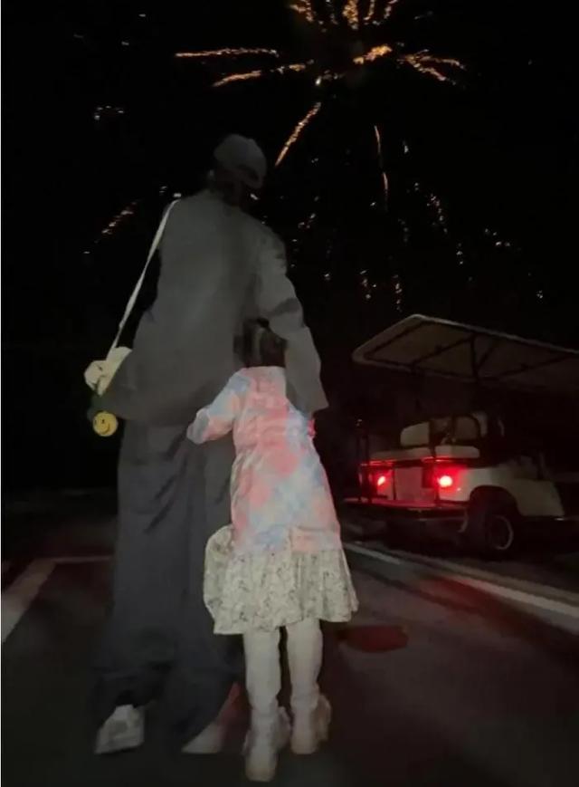 华晨宇、张碧晨5岁女儿照片罕曝光！粉丝见身高震惊：都这么大了