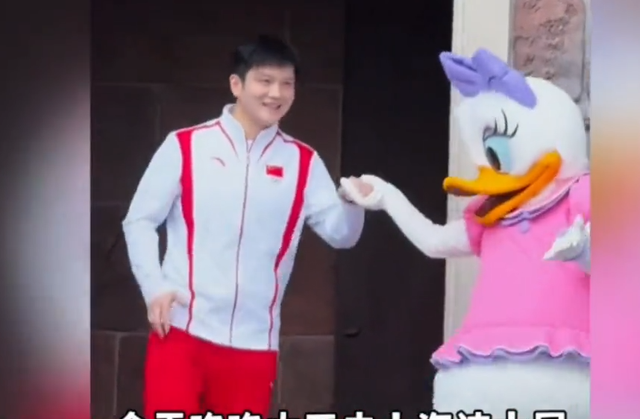 笑不活了！樊振东去迪士尼游玩，被鉴定为没有女朋友。评论笑死