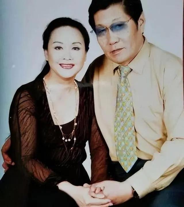 80岁李谷一罕见露脸！已瘦到脱相，与付笛声夫妇相聚，称准备复出