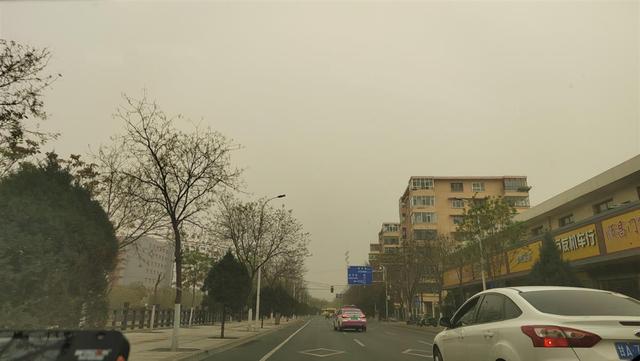 西北多地再迎沙尘暴：鸣沙山看星星游客遭遇风沙扑面，举着电筒提前返回