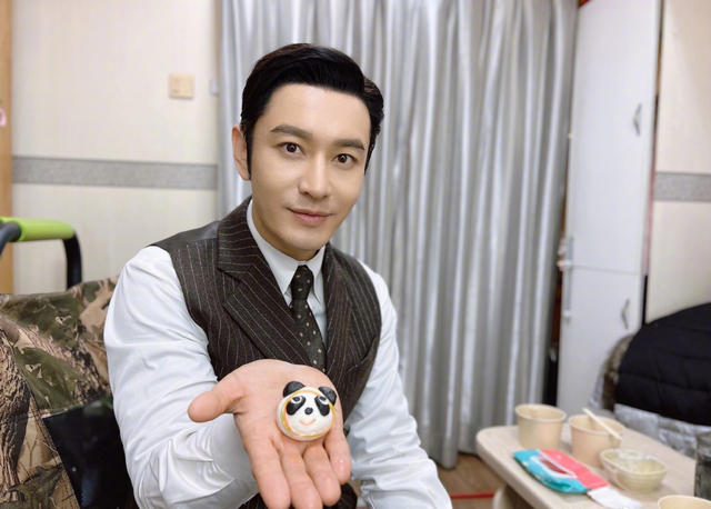 黄晓明绯闻女友叶珂：卖衣服的网红，人称深圳富婆，照片让人脸盲