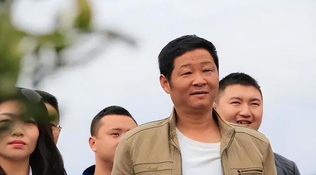 53岁“三德子”近况：娶小15岁名模当老婆，如今隐居山林身价过亿