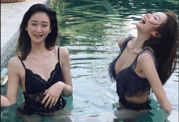 “最美母女”，这组泳池照绝了，让你亲眼看看什么叫母女像闺蜜