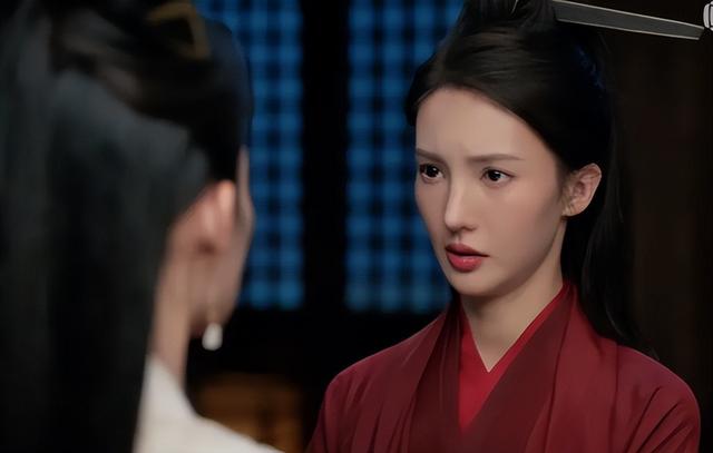 她居然也上春晚了，这是官方认可啊！她再努努力感觉都要超越杨幂