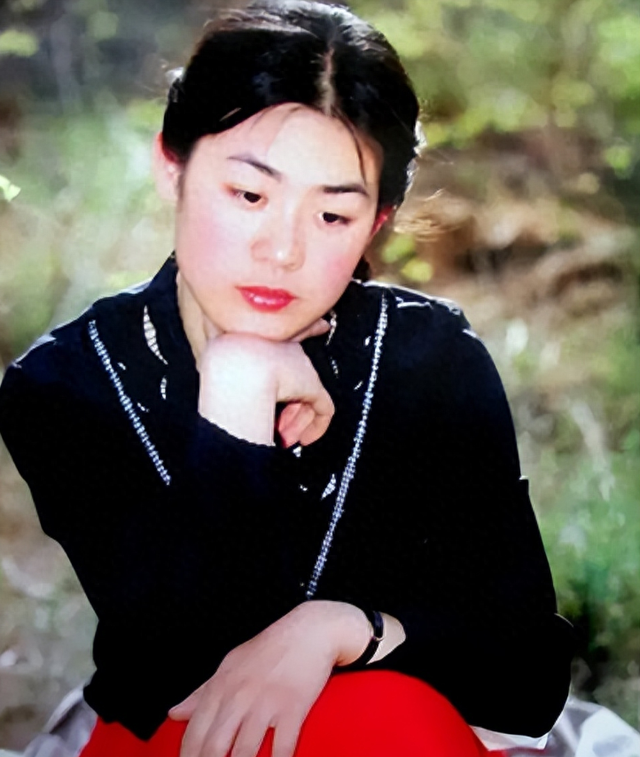 丛珊：与大9岁法国佬难幸福，2婚带娃嫁导演萧锋，12年成全家团宠