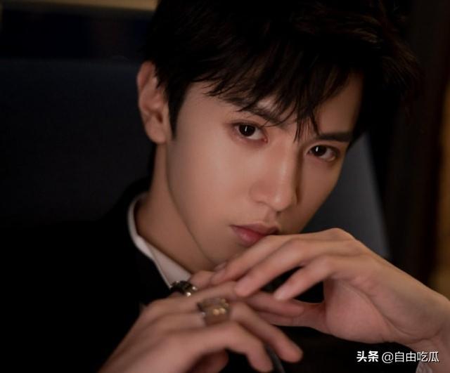 陈哲远与女生同游，后援会否认恋情，曾称想到粉丝就不好意思恋爱