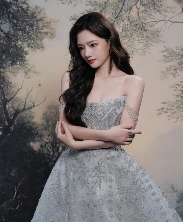 她居然也上春晚了，这是官方认可啊！她再努努力感觉都要超越杨幂