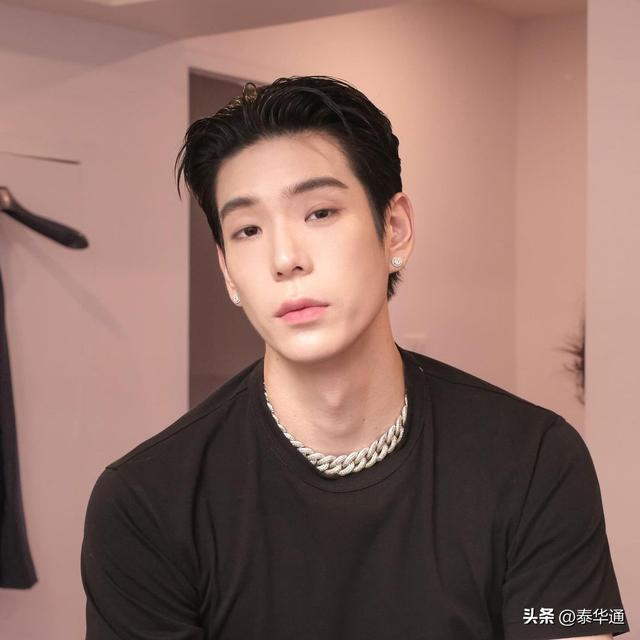 泰国明星情侣JJ-大能游中国广州！晒街头美照！