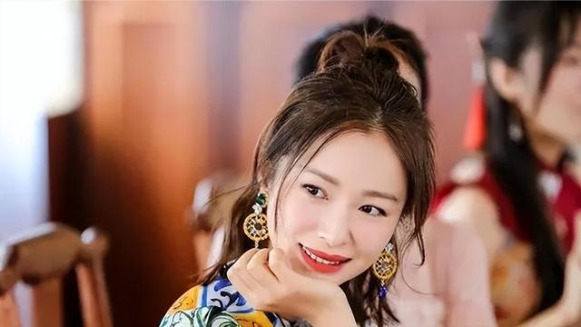 干爹陈道明干哥佟大为，在男人堆里游刃有余，“顶级绿茶”现行记